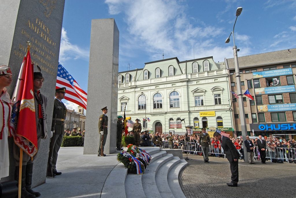 Vyjádření úcty a díků válečným veteránům za osvobození Plzně, vzpomínky na ty, kteří v bojích položili své životy, důraz na členství České republiky v Evropské unii a Severoatlantické alianci či dodržování principů demokracie a svobody nejčastěji zazněly při vzpomínkovém setkání u památníku Díky, Ameriko!. Výjimečnost okamžiku podtrhl přelet čtyř armádních letounů nad hlavami přihlížejících. Davy lidí na Americké ulici využily příležitosti a přišly poděkovat americkým a belgickým veteránům, kteří se zúčastnili posledního pietního aktu v rámci letošních Slavností svobody.