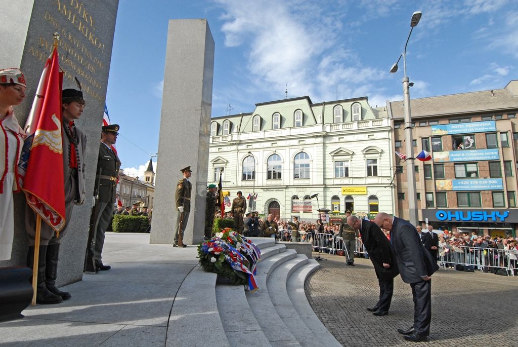 Vyjádření úcty a díků válečným veteránům za osvobození Plzně, vzpomínky na ty, kteří v bojích položili své životy, důraz na členství České republiky v Evropské unii a Severoatlantické alianci či dodržování principů demokracie a svobody nejčastěji zazněly při vzpomínkovém setkání u památníku Díky, Ameriko!. Výjimečnost okamžiku podtrhl přelet čtyř armádních letounů nad hlavami přihlížejících. Davy lidí na Americké ulici využily příležitosti a přišly poděkovat americkým a belgickým veteránům, kteří se zúčastnili posledního pietního aktu v rámci letošních Slavností svobody.