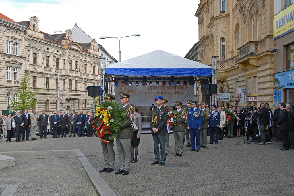 Vyjádření úcty a díků válečným veteránům za osvobození Plzně, vzpomínky na ty, kteří v bojích položili své životy, důraz na členství České republiky v Evropské unii a Severoatlantické alianci či dodržování principů demokracie a svobody nejčastěji zazněly při vzpomínkovém setkání u památníku Díky, Ameriko!. Výjimečnost okamžiku podtrhl přelet čtyř armádních letounů nad hlavami přihlížejících. Davy lidí na Americké ulici využily příležitosti a přišly poděkovat americkým a belgickým veteránům, kteří se zúčastnili posledního pietního aktu v rámci letošních Slavností svobody.