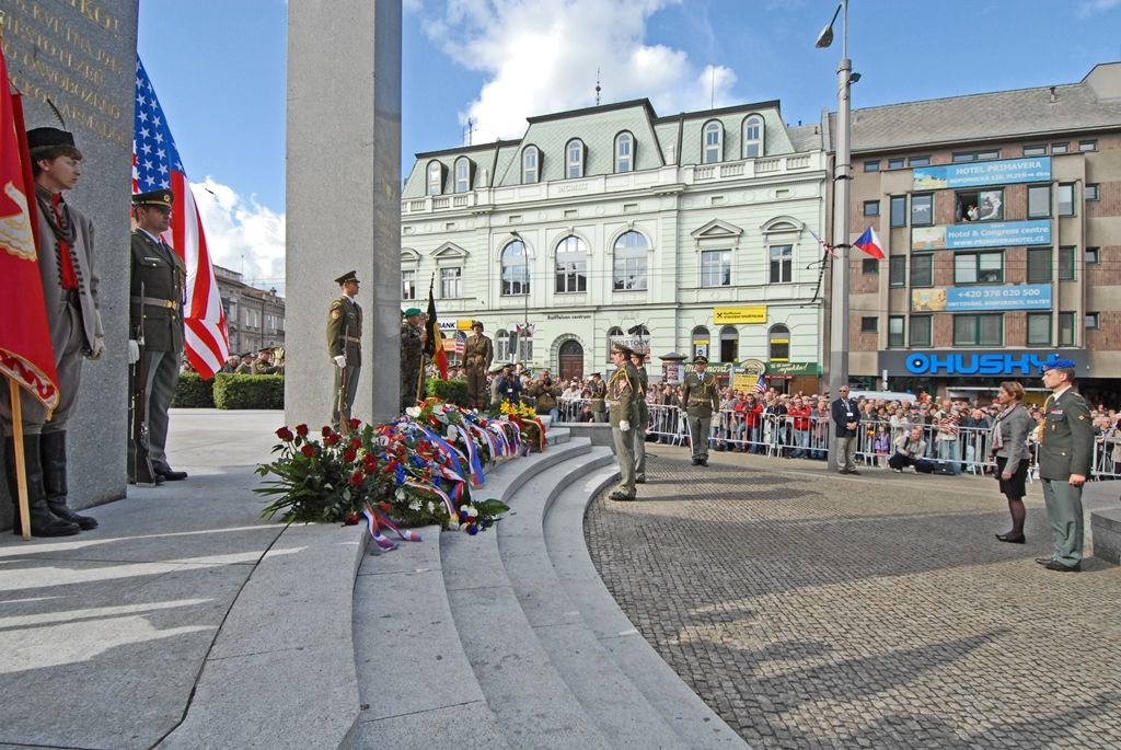 Vyjádření úcty a díků válečným veteránům za osvobození Plzně, vzpomínky na ty, kteří v bojích položili své životy, důraz na členství České republiky v Evropské unii a Severoatlantické alianci či dodržování principů demokracie a svobody nejčastěji zazněly při vzpomínkovém setkání u památníku Díky, Ameriko!. Výjimečnost okamžiku podtrhl přelet čtyř armádních letounů nad hlavami přihlížejících. Davy lidí na Americké ulici využily příležitosti a přišly poděkovat americkým a belgickým veteránům, kteří se zúčastnili posledního pietního aktu v rámci letošních Slavností svobody.