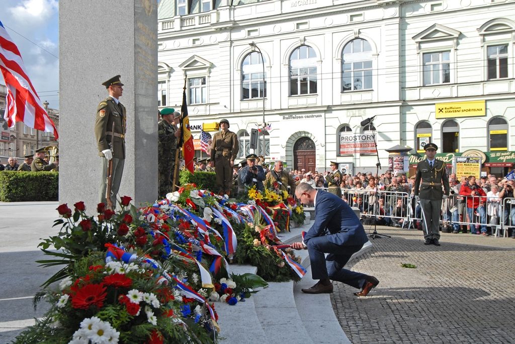 Vyjádření úcty a díků válečným veteránům za osvobození Plzně, vzpomínky na ty, kteří v bojích položili své životy, důraz na členství České republiky v Evropské unii a Severoatlantické alianci či dodržování principů demokracie a svobody nejčastěji zazněly při vzpomínkovém setkání u památníku Díky, Ameriko!. Výjimečnost okamžiku podtrhl přelet čtyř armádních letounů nad hlavami přihlížejících. Davy lidí na Americké ulici využily příležitosti a přišly poděkovat americkým a belgickým veteránům, kteří se zúčastnili posledního pietního aktu v rámci letošních Slavností svobody.