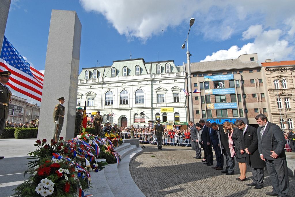 Vyjádření úcty a díků válečným veteránům za osvobození Plzně, vzpomínky na ty, kteří v bojích položili své životy, důraz na členství České republiky v Evropské unii a Severoatlantické alianci či dodržování principů demokracie a svobody nejčastěji zazněly při vzpomínkovém setkání u památníku Díky, Ameriko!. Výjimečnost okamžiku podtrhl přelet čtyř armádních letounů nad hlavami přihlížejících. Davy lidí na Americké ulici využily příležitosti a přišly poděkovat americkým a belgickým veteránům, kteří se zúčastnili posledního pietního aktu v rámci letošních Slavností svobody.