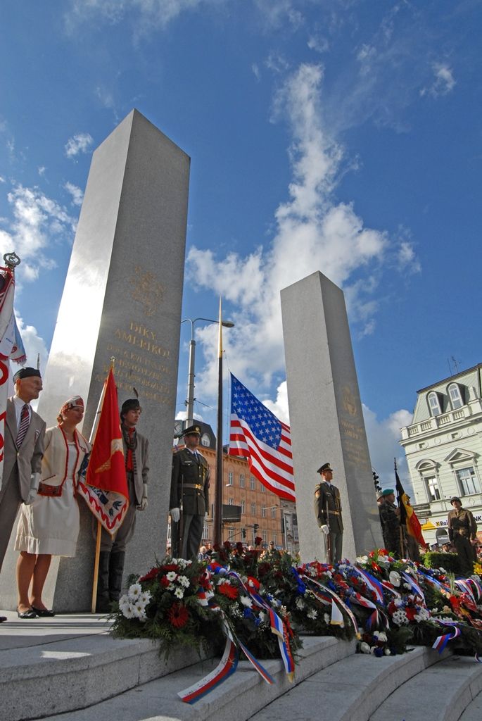 Vyjádření úcty a díků válečným veteránům za osvobození Plzně, vzpomínky na ty, kteří v bojích položili své životy, důraz na členství České republiky v Evropské unii a Severoatlantické alianci či dodržování principů demokracie a svobody nejčastěji zazněly při vzpomínkovém setkání u památníku Díky, Ameriko!. Výjimečnost okamžiku podtrhl přelet čtyř armádních letounů nad hlavami přihlížejících. Davy lidí na Americké ulici využily příležitosti a přišly poděkovat americkým a belgickým veteránům, kteří se zúčastnili posledního pietního aktu v rámci letošních Slavností svobody.