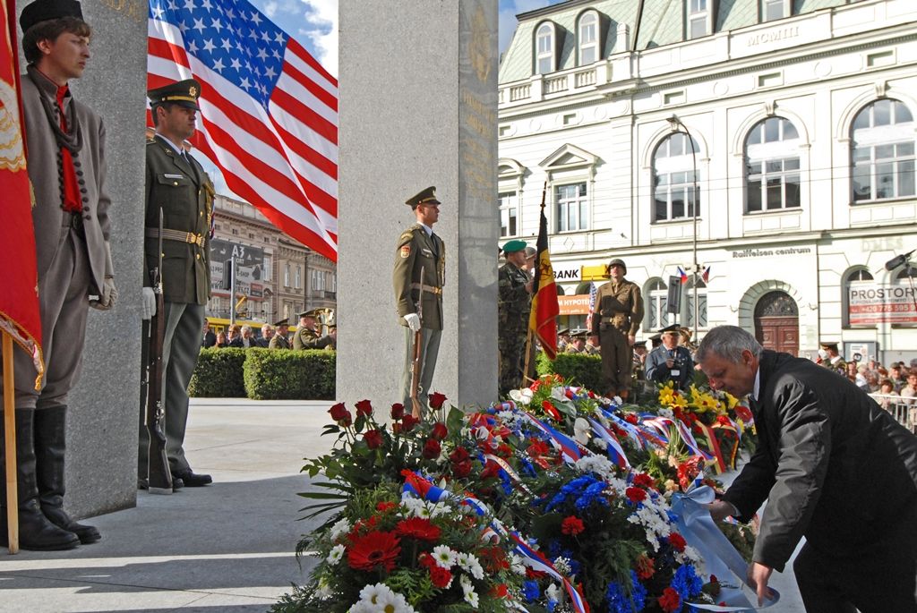 Vyjádření úcty a díků válečným veteránům za osvobození Plzně, vzpomínky na ty, kteří v bojích položili své životy, důraz na členství České republiky v Evropské unii a Severoatlantické alianci či dodržování principů demokracie a svobody nejčastěji zazněly při vzpomínkovém setkání u památníku Díky, Ameriko!. Výjimečnost okamžiku podtrhl přelet čtyř armádních letounů nad hlavami přihlížejících. Davy lidí na Americké ulici využily příležitosti a přišly poděkovat americkým a belgickým veteránům, kteří se zúčastnili posledního pietního aktu v rámci letošních Slavností svobody.