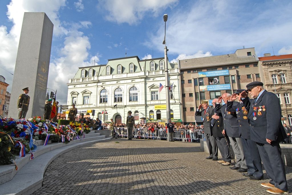 Vyjádření úcty a díků válečným veteránům za osvobození Plzně, vzpomínky na ty, kteří v bojích položili své životy, důraz na členství České republiky v Evropské unii a Severoatlantické alianci či dodržování principů demokracie a svobody nejčastěji zazněly při vzpomínkovém setkání u památníku Díky, Ameriko!. Výjimečnost okamžiku podtrhl přelet čtyř armádních letounů nad hlavami přihlížejících. Davy lidí na Americké ulici využily příležitosti a přišly poděkovat americkým a belgickým veteránům, kteří se zúčastnili posledního pietního aktu v rámci letošních Slavností svobody.