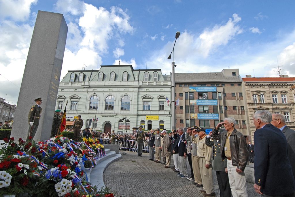 Slavnosti svobody 2015 - Plzeňané poděkovali veteránům u památníku Díky, Ameriko! (6.5.)