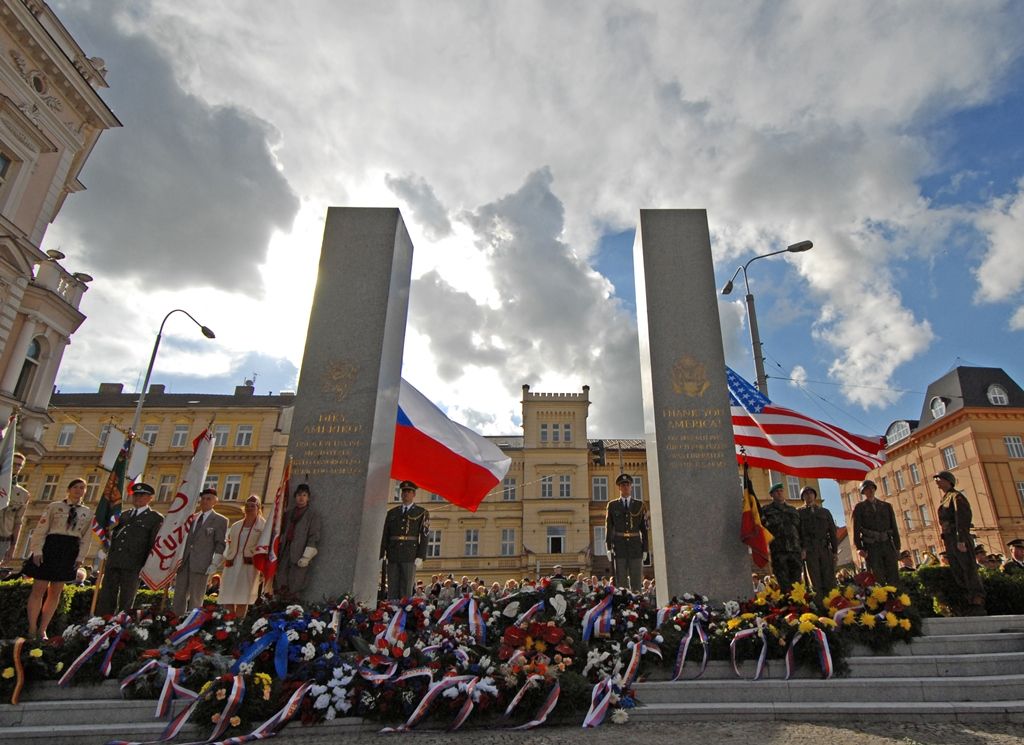 Vyjádření úcty a díků válečným veteránům za osvobození Plzně, vzpomínky na ty, kteří v bojích položili své životy, důraz na členství České republiky v Evropské unii a Severoatlantické alianci či dodržování principů demokracie a svobody nejčastěji zazněly při vzpomínkovém setkání u památníku Díky, Ameriko!. Výjimečnost okamžiku podtrhl přelet čtyř armádních letounů nad hlavami přihlížejících. Davy lidí na Americké ulici využily příležitosti a přišly poděkovat americkým a belgickým veteránům, kteří se zúčastnili posledního pietního aktu v rámci letošních Slavností svobody.