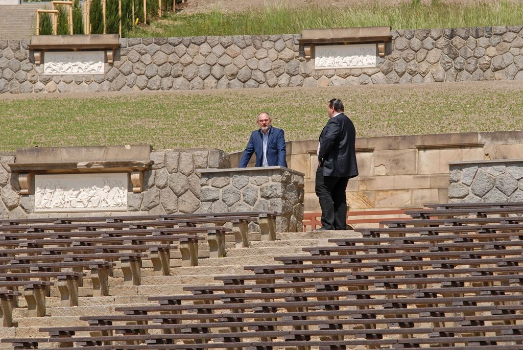 Zhruba devět měsíců trvající rekonstrukce Lochotínského amfiteátru v Plzni se blíží ke konci, areál bude slavnostně otevřen 2. června. Stavba za 29,5 milionu korun, na niž částkou přibližně 19,8 milionu korun přispěla Evropská unie, zahrnula nejen rekonstrukci schodišť a hlediště, úpravy pódia, sanaci čtyř objektů, jež jsou součástí amfiteátru, ale i sadové úpravy a úpravy trávníků, pořízení bezpečnostního systému, nové obrazovky, části plotu a další. První víkendovou velkou akcí, která se v opravené atraktivní lokalitě města uskuteční, bude 5. až 7. června Metalfest Open Air Plzeň 2015. (foto: 18.5.2015)