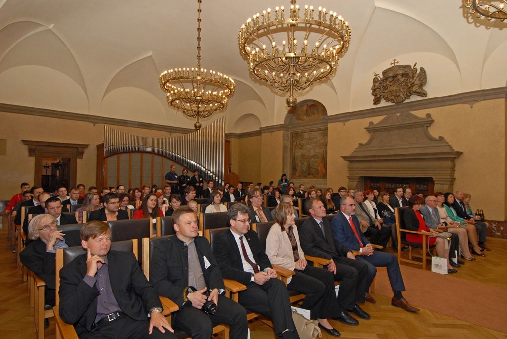 Mezinárodní konference se soutěžní přehlídkou prací a činností studentů technických kateder pedagogických fakult se dnes a ve středu 20. května koná v Plzni. Město hostí Olympiádu techniky už podeváté. Do letošního ročníku se přihlásilo téměř 50 studentů, což je nejvyšší počet účastníků v historii olympiády. Cílem setkání je aktivizovat studenty, aby nad rámec svých studijních povinností byli ochotni vymyslet a realizovat vědecké a technické projekty. „Naše společnost ztrácí hodnotu, rodina přestává fungovat, odpovědnost se přenáší na školu a na učitele. Tady je potřeba vytvořit pedagogům zázemí, naučit je, že technika má smysl a může být i zábavou,“ řekl primátor města Martin Zrzavecký, jenž se stal jedním z garantů konference. Jako příklad uvedl úspěšnou aktivitu Domu digitálních dovedností, která se zaměřuje nejen na vzdělávání dětí, studentů a seniorů, ale také učitelů. (foto: 19.5.2015)