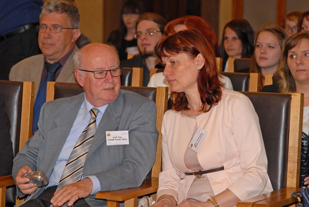 Mezinárodní konference se soutěžní přehlídkou prací a činností studentů technických kateder pedagogických fakult se dnes a ve středu 20. května koná v Plzni. Město hostí Olympiádu techniky už podeváté. Do letošního ročníku se přihlásilo téměř 50 studentů, což je nejvyšší počet účastníků v historii olympiády. Cílem setkání je aktivizovat studenty, aby nad rámec svých studijních povinností byli ochotni vymyslet a realizovat vědecké a technické projekty. „Naše společnost ztrácí hodnotu, rodina přestává fungovat, odpovědnost se přenáší na školu a na učitele. Tady je potřeba vytvořit pedagogům zázemí, naučit je, že technika má smysl a může být i zábavou,“ řekl primátor města Martin Zrzavecký, jenž se stal jedním z garantů konference. Jako příklad uvedl úspěšnou aktivitu Domu digitálních dovedností, která se zaměřuje nejen na vzdělávání dětí, studentů a seniorů, ale také učitelů. (foto: 19.5.2015)