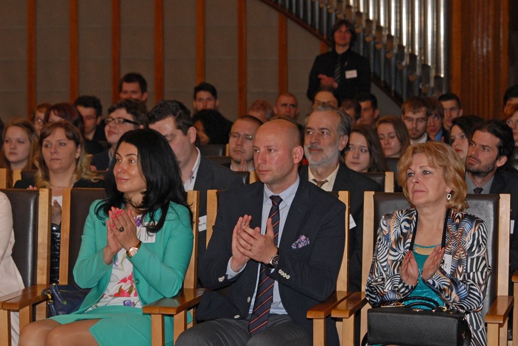 Mezinárodní konference se soutěžní přehlídkou prací a činností studentů technických kateder pedagogických fakult se dnes a ve středu 20. května koná v Plzni. Město hostí Olympiádu techniky už podeváté. Do letošního ročníku se přihlásilo téměř 50 studentů, což je nejvyšší počet účastníků v historii olympiády. Cílem setkání je aktivizovat studenty, aby nad rámec svých studijních povinností byli ochotni vymyslet a realizovat vědecké a technické projekty. „Naše společnost ztrácí hodnotu, rodina přestává fungovat, odpovědnost se přenáší na školu a na učitele. Tady je potřeba vytvořit pedagogům zázemí, naučit je, že technika má smysl a může být i zábavou,“ řekl primátor města Martin Zrzavecký, jenž se stal jedním z garantů konference. Jako příklad uvedl úspěšnou aktivitu Domu digitálních dovedností, která se zaměřuje nejen na vzdělávání dětí, studentů a seniorů, ale také učitelů. (foto: 19.5.2015)