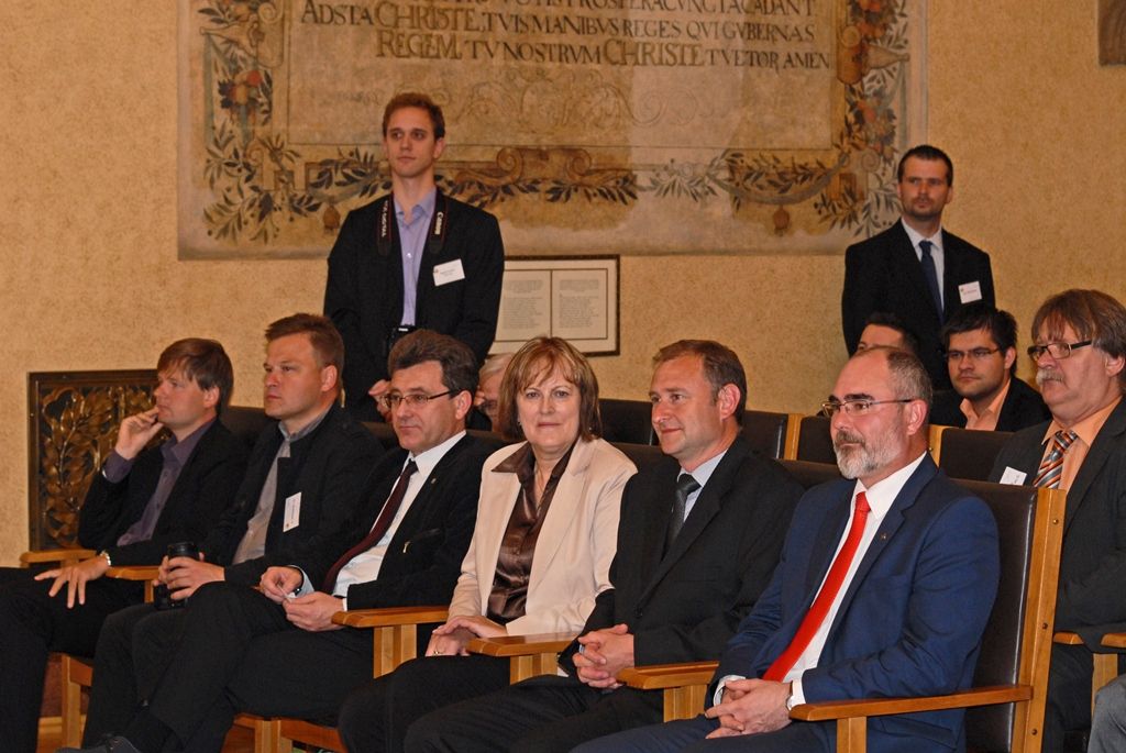 Mezinárodní konference se soutěžní přehlídkou prací a činností studentů technických kateder pedagogických fakult se dnes a ve středu 20. května koná v Plzni. Město hostí Olympiádu techniky už podeváté. Do letošního ročníku se přihlásilo téměř 50 studentů, což je nejvyšší počet účastníků v historii olympiády. Cílem setkání je aktivizovat studenty, aby nad rámec svých studijních povinností byli ochotni vymyslet a realizovat vědecké a technické projekty. „Naše společnost ztrácí hodnotu, rodina přestává fungovat, odpovědnost se přenáší na školu a na učitele. Tady je potřeba vytvořit pedagogům zázemí, naučit je, že technika má smysl a může být i zábavou,“ řekl primátor města Martin Zrzavecký, jenž se stal jedním z garantů konference. Jako příklad uvedl úspěšnou aktivitu Domu digitálních dovedností, která se zaměřuje nejen na vzdělávání dětí, studentů a seniorů, ale také učitelů. (foto: 19.5.2015)