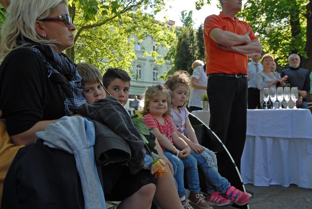 Nové Plzeňské lavičky zdobí Smetanovy sady v Plzni, výtěžek z charitativní akce podpoří sdružení Help Me pečující o mladé lidi postižené dětskou mozkovou obrnou v plzeňském regionu a nově také občanské sdružení ProCit, jež pomáhá rodičům dětí s autismem. Projekt už desátým rokem organizuje Rotary Club Plzeň Beseda, výtvarné návrhy laviček i jejich realizaci zajišťuje Fakulta designu a umění Ladislava Sutnara Západočeské univerzity v Plzni. (foto: 18.5.2015)