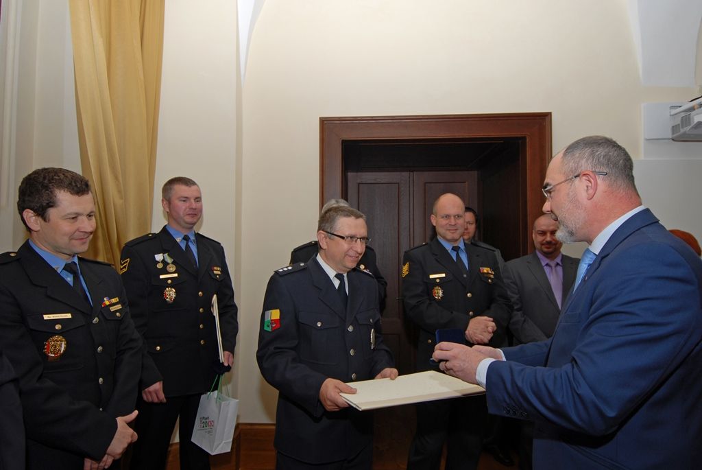 Primátor města Plzně Martin Zrzavecký dnes poděkoval za spolupráci na Slavnostech svobody Policii ČR a Městské policii Plzeň. Ocenil velitele obou složek, kteří měli letošní, rozsahem i návštěvností mimořádné, oslavy na starost.  Za státní policii si speciální medaili převzal Karel Machulda, jemuž byli při šestidenní akci podřízeni všichni plzeňští policisté podílející se na oslavách, za městskou policii ocenění převzal Tomáš Petřík, jenž měl pod sebou všechny strážníky. Oba muži se na opatřeních při Slavnostech svobody podílejí dlouhodobě, Karel Machulda již 21 let, Tomáš Petřík 15 let. (foto: 20.5.2015)