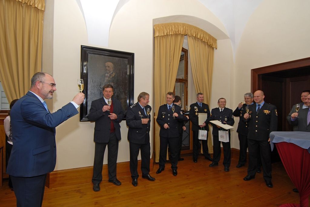Primátor města Plzně Martin Zrzavecký dnes poděkoval za spolupráci na Slavnostech svobody Policii ČR a Městské policii Plzeň. Ocenil velitele obou složek, kteří měli letošní, rozsahem i návštěvností mimořádné, oslavy na starost.  Za státní policii si speciální medaili převzal Karel Machulda, jemuž byli při šestidenní akci podřízeni všichni plzeňští policisté podílející se na oslavách, za městskou policii ocenění převzal Tomáš Petřík, jenž měl pod sebou všechny strážníky. Oba muži se na opatřeních při Slavnostech svobody podílejí dlouhodobě, Karel Machulda již 21 let, Tomáš Petřík 15 let. (foto: 20.5.2015)
