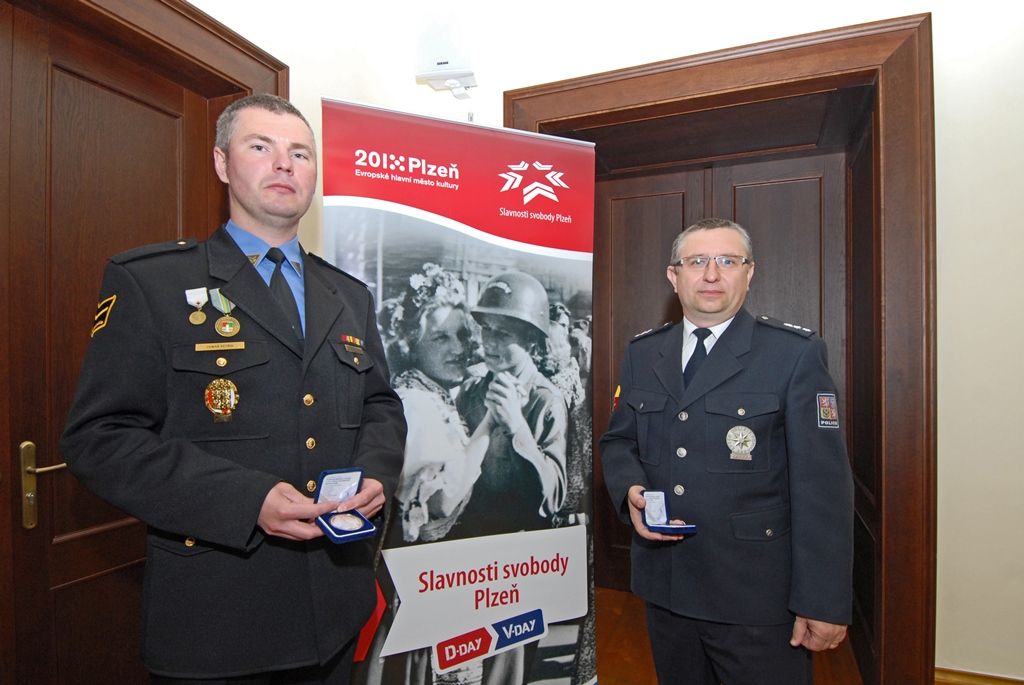 Primátor poděkoval státní i městské policii za Slavnosti svobody, ocenil velitele opatření