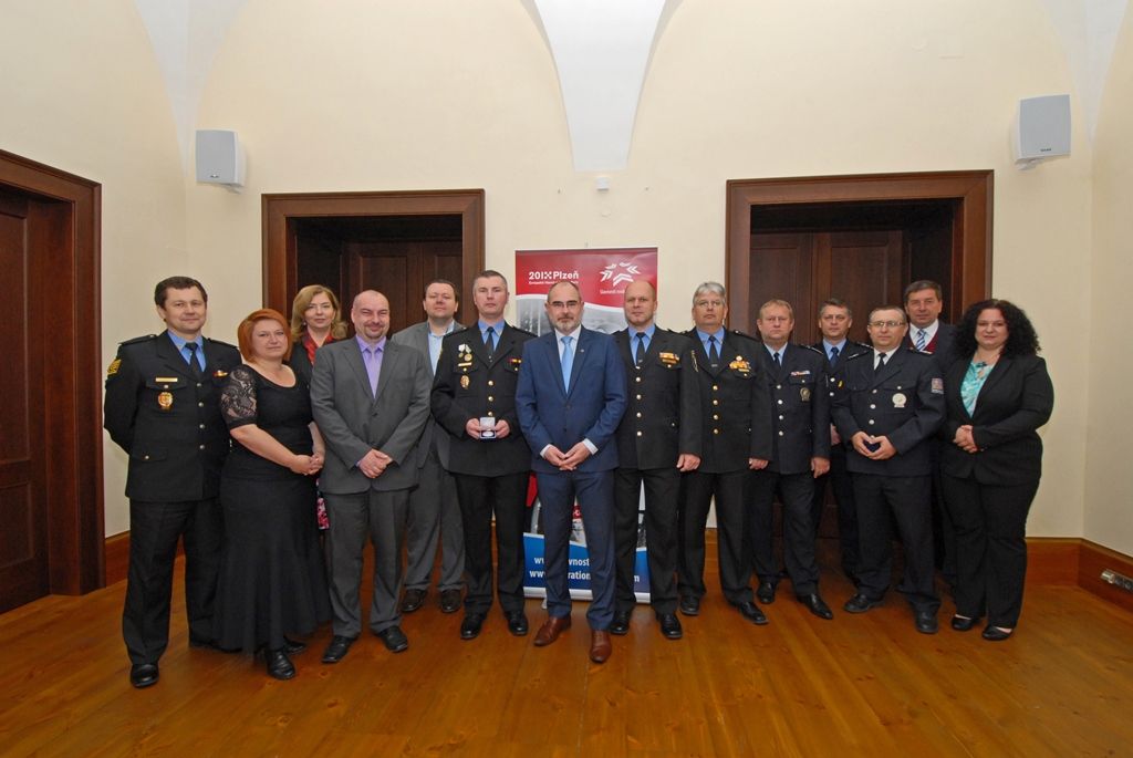 Primátor města Plzně Martin Zrzavecký dnes poděkoval za spolupráci na Slavnostech svobody Policii ČR a Městské policii Plzeň. Ocenil velitele obou složek, kteří měli letošní, rozsahem i návštěvností mimořádné, oslavy na starost.  Za státní policii si speciální medaili převzal Karel Machulda, jemuž byli při šestidenní akci podřízeni všichni plzeňští policisté podílející se na oslavách, za městskou policii ocenění převzal Tomáš Petřík, jenž měl pod sebou všechny strážníky. Oba muži se na opatřeních při Slavnostech svobody podílejí dlouhodobě, Karel Machulda již 21 let, Tomáš Petřík 15 let. (foto: 20.5.2015)
