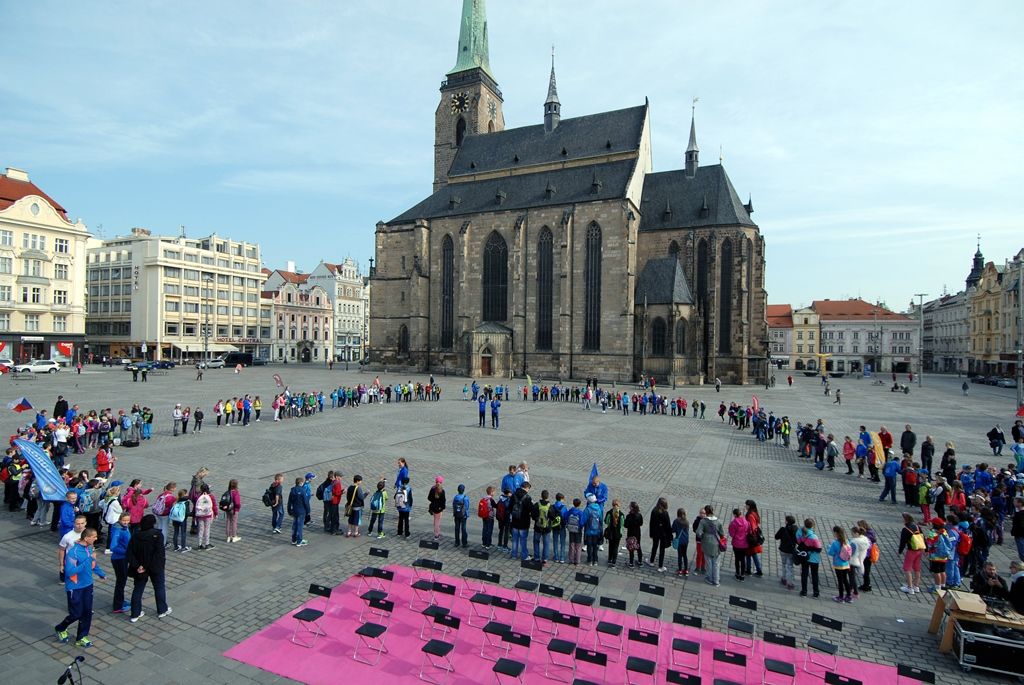 Mezinárodní tým složený ze 17 zástupců českých měst i zahraničí převzal dnes (22.5.2015) v dopoledních hodinách na náměstí Republiky v Plzni „mírovou pochodeň“ a pokračoval v předávání atmosféry dobré vůle, míru a pozitivních hodnot ve společnosti v rámci projektu Peace Run. Slavnostního setkání se zúčastnil také Michal Dvořák, radní města Plzně pro oblast podpory podnikání a sportu, v minulosti profesionální hokejista. „Jsem hrdý na to, že v Plzni můžeme převzít štafetu Peace Run. Jde o běh s neuvěřitelnou myšlenkou toho, jak spojovat lidi. Nejde jen o sport, ale o vznik nových přátelství, přenesení míru a pohody na ostatní lidi napříč státy a kontinenty,“ řekl Michal Dvořák. Tomu organizátoři předali ocenění „Posel míru“, které je udělováno osobnostem, jež pozitivně inspirují svou zemi nebo město vlastním osobním příkladem.