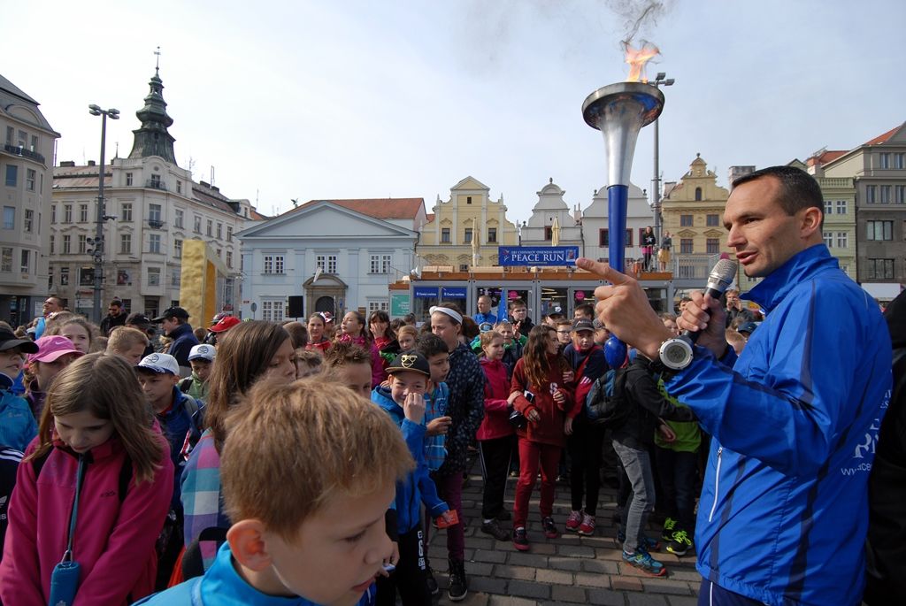 Mezinárodní tým složený ze 17 zástupců českých měst i zahraničí převzal dnes (22.5.2015) v dopoledních hodinách na náměstí Republiky v Plzni „mírovou pochodeň“ a pokračoval v předávání atmosféry dobré vůle, míru a pozitivních hodnot ve společnosti v rámci projektu Peace Run. Slavnostního setkání se zúčastnil také Michal Dvořák, radní města Plzně pro oblast podpory podnikání a sportu, v minulosti profesionální hokejista. „Jsem hrdý na to, že v Plzni můžeme převzít štafetu Peace Run. Jde o běh s neuvěřitelnou myšlenkou toho, jak spojovat lidi. Nejde jen o sport, ale o vznik nových přátelství, přenesení míru a pohody na ostatní lidi napříč státy a kontinenty,“ řekl Michal Dvořák. Tomu organizátoři předali ocenění „Posel míru“, které je udělováno osobnostem, jež pozitivně inspirují svou zemi nebo město vlastním osobním příkladem.