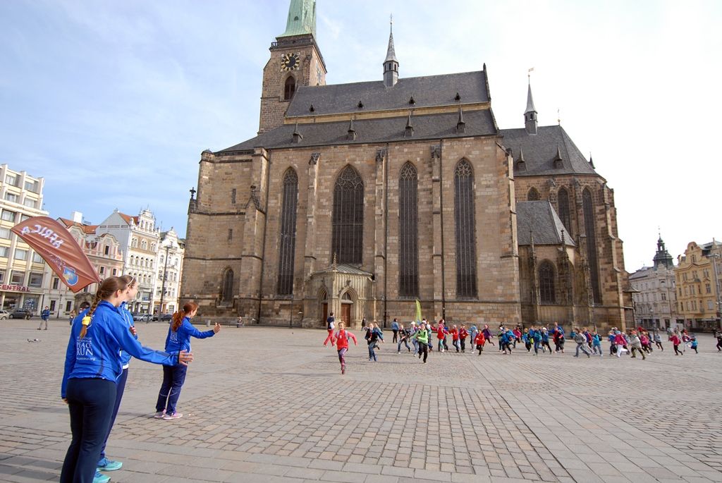 Mezinárodní tým složený ze 17 zástupců českých měst i zahraničí převzal dnes (22.5.2015) v dopoledních hodinách na náměstí Republiky v Plzni „mírovou pochodeň“ a pokračoval v předávání atmosféry dobré vůle, míru a pozitivních hodnot ve společnosti v rámci projektu Peace Run. Slavnostního setkání se zúčastnil také Michal Dvořák, radní města Plzně pro oblast podpory podnikání a sportu, v minulosti profesionální hokejista. „Jsem hrdý na to, že v Plzni můžeme převzít štafetu Peace Run. Jde o běh s neuvěřitelnou myšlenkou toho, jak spojovat lidi. Nejde jen o sport, ale o vznik nových přátelství, přenesení míru a pohody na ostatní lidi napříč státy a kontinenty,“ řekl Michal Dvořák. Tomu organizátoři předali ocenění „Posel míru“, které je udělováno osobnostem, jež pozitivně inspirují svou zemi nebo město vlastním osobním příkladem.