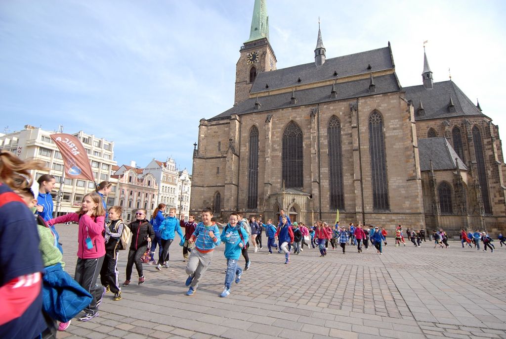 Mezinárodní tým složený ze 17 zástupců českých měst i zahraničí převzal dnes (22.5.2015) v dopoledních hodinách na náměstí Republiky v Plzni „mírovou pochodeň“ a pokračoval v předávání atmosféry dobré vůle, míru a pozitivních hodnot ve společnosti v rámci projektu Peace Run. Slavnostního setkání se zúčastnil také Michal Dvořák, radní města Plzně pro oblast podpory podnikání a sportu, v minulosti profesionální hokejista. „Jsem hrdý na to, že v Plzni můžeme převzít štafetu Peace Run. Jde o běh s neuvěřitelnou myšlenkou toho, jak spojovat lidi. Nejde jen o sport, ale o vznik nových přátelství, přenesení míru a pohody na ostatní lidi napříč státy a kontinenty,“ řekl Michal Dvořák. Tomu organizátoři předali ocenění „Posel míru“, které je udělováno osobnostem, jež pozitivně inspirují svou zemi nebo město vlastním osobním příkladem.