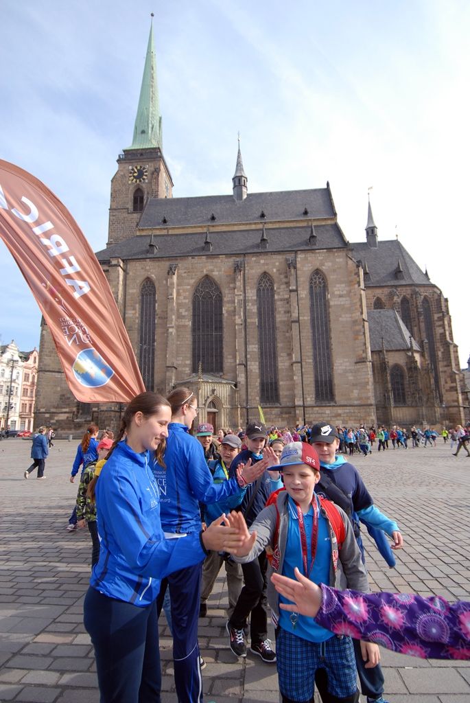 Mezinárodní tým složený ze 17 zástupců českých měst i zahraničí převzal dnes (22.5.2015) v dopoledních hodinách na náměstí Republiky v Plzni „mírovou pochodeň“ a pokračoval v předávání atmosféry dobré vůle, míru a pozitivních hodnot ve společnosti v rámci projektu Peace Run. Slavnostního setkání se zúčastnil také Michal Dvořák, radní města Plzně pro oblast podpory podnikání a sportu, v minulosti profesionální hokejista. „Jsem hrdý na to, že v Plzni můžeme převzít štafetu Peace Run. Jde o běh s neuvěřitelnou myšlenkou toho, jak spojovat lidi. Nejde jen o sport, ale o vznik nových přátelství, přenesení míru a pohody na ostatní lidi napříč státy a kontinenty,“ řekl Michal Dvořák. Tomu organizátoři předali ocenění „Posel míru“, které je udělováno osobnostem, jež pozitivně inspirují svou zemi nebo město vlastním osobním příkladem.