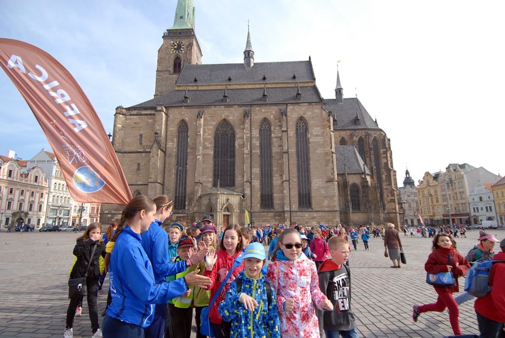 Mezinárodní tým složený ze 17 zástupců českých měst i zahraničí převzal dnes (22.5.2015) v dopoledních hodinách na náměstí Republiky v Plzni „mírovou pochodeň“ a pokračoval v předávání atmosféry dobré vůle, míru a pozitivních hodnot ve společnosti v rámci projektu Peace Run. Slavnostního setkání se zúčastnil také Michal Dvořák, radní města Plzně pro oblast podpory podnikání a sportu, v minulosti profesionální hokejista. „Jsem hrdý na to, že v Plzni můžeme převzít štafetu Peace Run. Jde o běh s neuvěřitelnou myšlenkou toho, jak spojovat lidi. Nejde jen o sport, ale o vznik nových přátelství, přenesení míru a pohody na ostatní lidi napříč státy a kontinenty,“ řekl Michal Dvořák. Tomu organizátoři předali ocenění „Posel míru“, které je udělováno osobnostem, jež pozitivně inspirují svou zemi nebo město vlastním osobním příkladem.