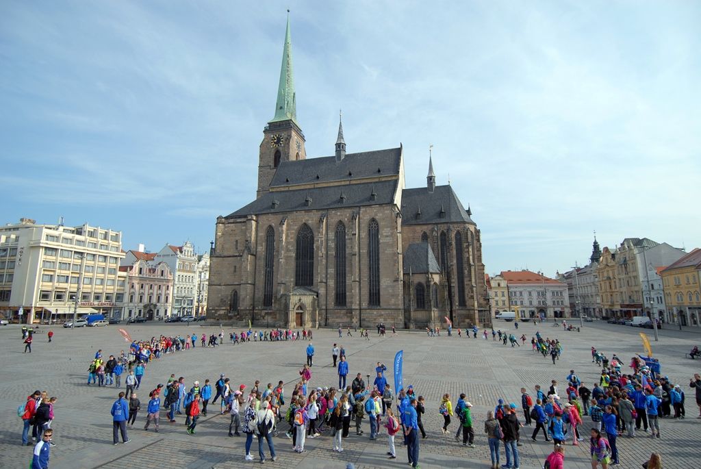 Mezinárodní tým složený ze 17 zástupců českých měst i zahraničí převzal dnes (22.5.2015) v dopoledních hodinách na náměstí Republiky v Plzni „mírovou pochodeň“ a pokračoval v předávání atmosféry dobré vůle, míru a pozitivních hodnot ve společnosti v rámci projektu Peace Run. Slavnostního setkání se zúčastnil také Michal Dvořák, radní města Plzně pro oblast podpory podnikání a sportu, v minulosti profesionální hokejista. „Jsem hrdý na to, že v Plzni můžeme převzít štafetu Peace Run. Jde o běh s neuvěřitelnou myšlenkou toho, jak spojovat lidi. Nejde jen o sport, ale o vznik nových přátelství, přenesení míru a pohody na ostatní lidi napříč státy a kontinenty,“ řekl Michal Dvořák. Tomu organizátoři předali ocenění „Posel míru“, které je udělováno osobnostem, jež pozitivně inspirují svou zemi nebo město vlastním osobním příkladem.
