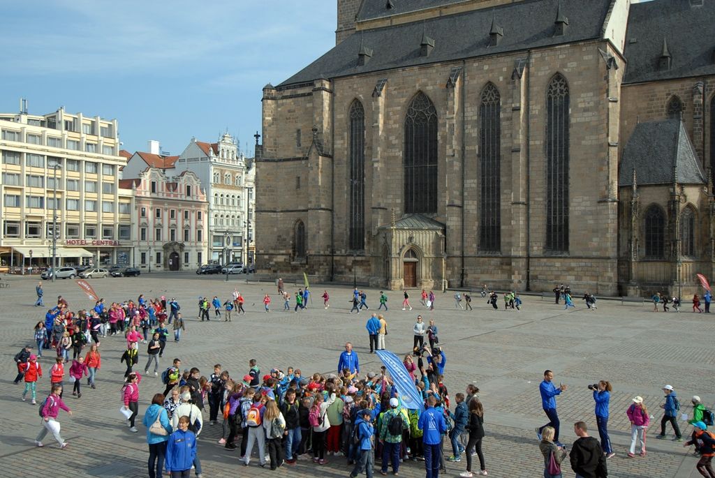 Mezinárodní tým složený ze 17 zástupců českých měst i zahraničí převzal dnes (22.5.2015) v dopoledních hodinách na náměstí Republiky v Plzni „mírovou pochodeň“ a pokračoval v předávání atmosféry dobré vůle, míru a pozitivních hodnot ve společnosti v rámci projektu Peace Run. Slavnostního setkání se zúčastnil také Michal Dvořák, radní města Plzně pro oblast podpory podnikání a sportu, v minulosti profesionální hokejista. „Jsem hrdý na to, že v Plzni můžeme převzít štafetu Peace Run. Jde o běh s neuvěřitelnou myšlenkou toho, jak spojovat lidi. Nejde jen o sport, ale o vznik nových přátelství, přenesení míru a pohody na ostatní lidi napříč státy a kontinenty,“ řekl Michal Dvořák. Tomu organizátoři předali ocenění „Posel míru“, které je udělováno osobnostem, jež pozitivně inspirují svou zemi nebo město vlastním osobním příkladem.
