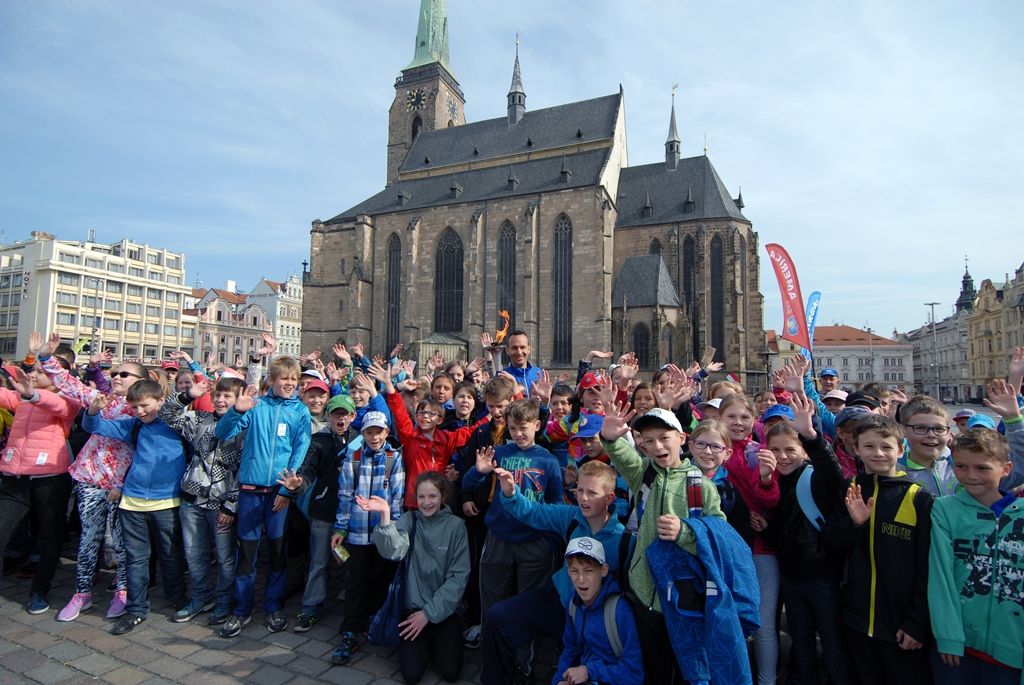 Mezinárodní tým složený ze 17 zástupců českých měst i zahraničí převzal dnes (22.5.2015) v dopoledních hodinách na náměstí Republiky v Plzni „mírovou pochodeň“ a pokračoval v předávání atmosféry dobré vůle, míru a pozitivních hodnot ve společnosti v rámci projektu Peace Run. Slavnostního setkání se zúčastnil také Michal Dvořák, radní města Plzně pro oblast podpory podnikání a sportu, v minulosti profesionální hokejista. „Jsem hrdý na to, že v Plzni můžeme převzít štafetu Peace Run. Jde o běh s neuvěřitelnou myšlenkou toho, jak spojovat lidi. Nejde jen o sport, ale o vznik nových přátelství, přenesení míru a pohody na ostatní lidi napříč státy a kontinenty,“ řekl Michal Dvořák. Tomu organizátoři předali ocenění „Posel míru“, které je udělováno osobnostem, jež pozitivně inspirují svou zemi nebo město vlastním osobním příkladem.