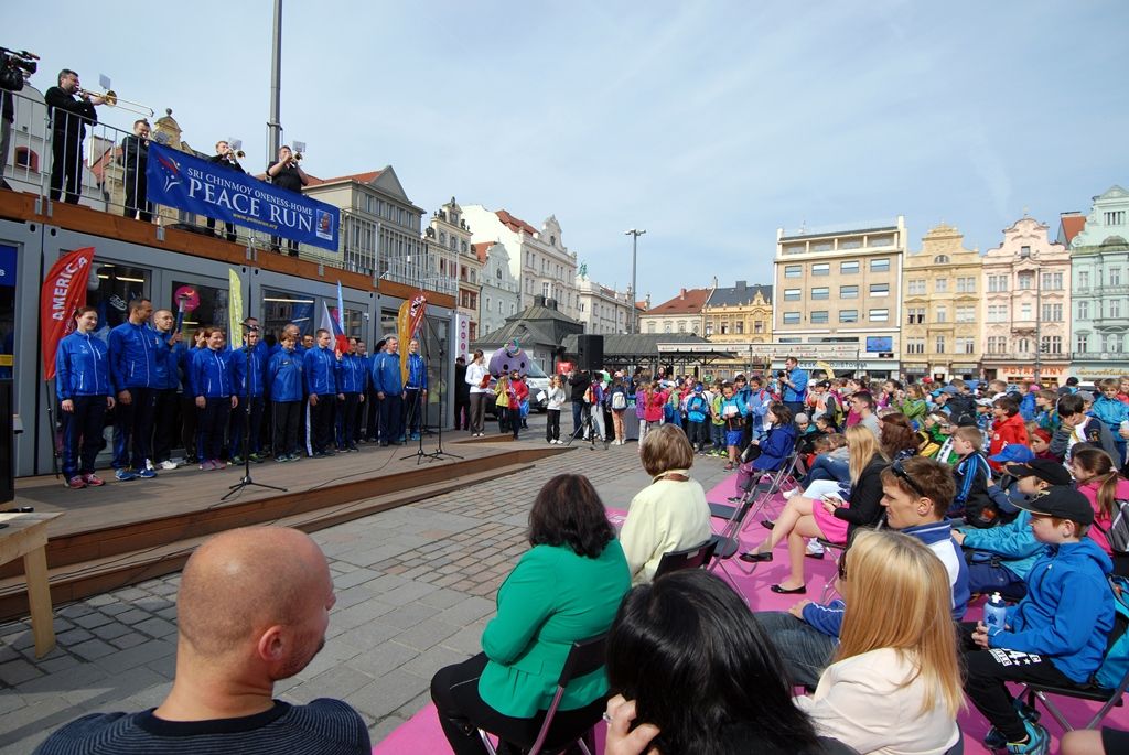 Mezinárodní tým složený ze 17 zástupců českých měst i zahraničí převzal dnes (22.5.2015) v dopoledních hodinách na náměstí Republiky v Plzni „mírovou pochodeň“ a pokračoval v předávání atmosféry dobré vůle, míru a pozitivních hodnot ve společnosti v rámci projektu Peace Run. Slavnostního setkání se zúčastnil také Michal Dvořák, radní města Plzně pro oblast podpory podnikání a sportu, v minulosti profesionální hokejista. „Jsem hrdý na to, že v Plzni můžeme převzít štafetu Peace Run. Jde o běh s neuvěřitelnou myšlenkou toho, jak spojovat lidi. Nejde jen o sport, ale o vznik nových přátelství, přenesení míru a pohody na ostatní lidi napříč státy a kontinenty,“ řekl Michal Dvořák. Tomu organizátoři předali ocenění „Posel míru“, které je udělováno osobnostem, jež pozitivně inspirují svou zemi nebo město vlastním osobním příkladem.