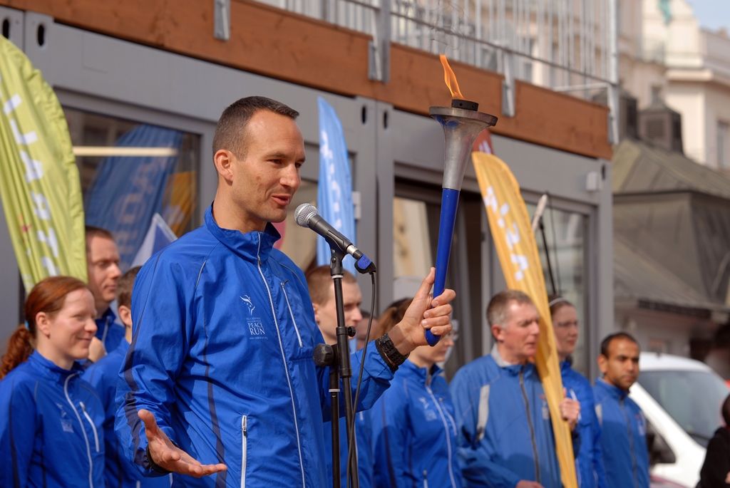 Mezinárodní tým složený ze 17 zástupců českých měst i zahraničí převzal dnes (22.5.2015) v dopoledních hodinách na náměstí Republiky v Plzni „mírovou pochodeň“ a pokračoval v předávání atmosféry dobré vůle, míru a pozitivních hodnot ve společnosti v rámci projektu Peace Run. Slavnostního setkání se zúčastnil také Michal Dvořák, radní města Plzně pro oblast podpory podnikání a sportu, v minulosti profesionální hokejista. „Jsem hrdý na to, že v Plzni můžeme převzít štafetu Peace Run. Jde o běh s neuvěřitelnou myšlenkou toho, jak spojovat lidi. Nejde jen o sport, ale o vznik nových přátelství, přenesení míru a pohody na ostatní lidi napříč státy a kontinenty,“ řekl Michal Dvořák. Tomu organizátoři předali ocenění „Posel míru“, které je udělováno osobnostem, jež pozitivně inspirují svou zemi nebo město vlastním osobním příkladem.