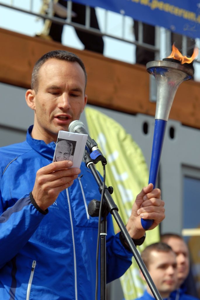 Mezinárodní tým složený ze 17 zástupců českých měst i zahraničí převzal dnes (22.5.2015) v dopoledních hodinách na náměstí Republiky v Plzni „mírovou pochodeň“ a pokračoval v předávání atmosféry dobré vůle, míru a pozitivních hodnot ve společnosti v rámci projektu Peace Run. Slavnostního setkání se zúčastnil také Michal Dvořák, radní města Plzně pro oblast podpory podnikání a sportu, v minulosti profesionální hokejista. „Jsem hrdý na to, že v Plzni můžeme převzít štafetu Peace Run. Jde o běh s neuvěřitelnou myšlenkou toho, jak spojovat lidi. Nejde jen o sport, ale o vznik nových přátelství, přenesení míru a pohody na ostatní lidi napříč státy a kontinenty,“ řekl Michal Dvořák. Tomu organizátoři předali ocenění „Posel míru“, které je udělováno osobnostem, jež pozitivně inspirují svou zemi nebo město vlastním osobním příkladem.