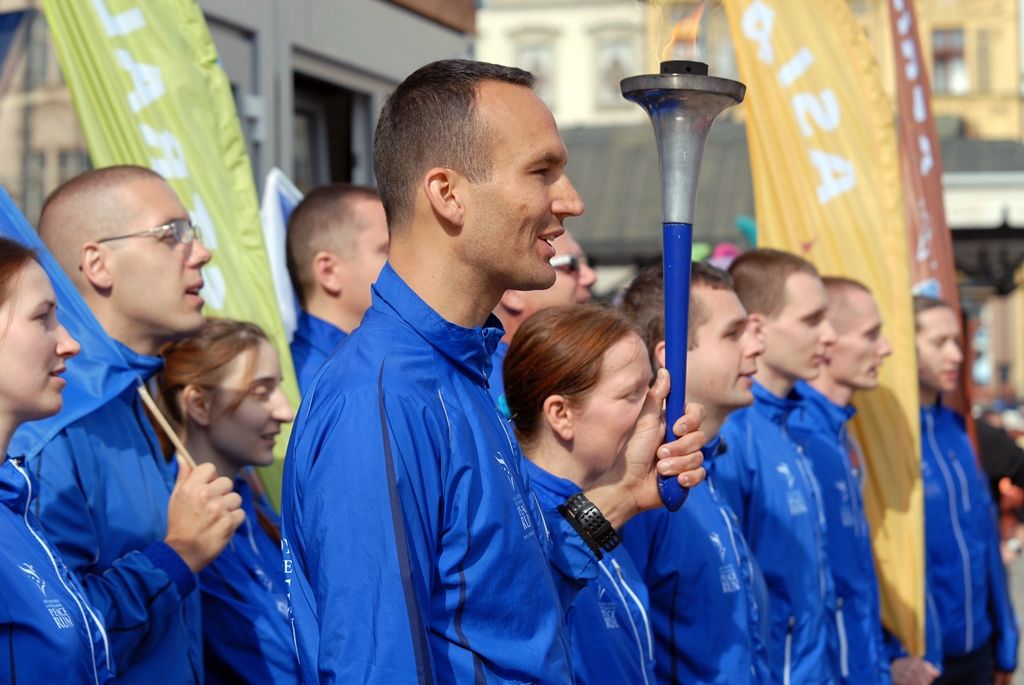 Mezinárodní tým složený ze 17 zástupců českých měst i zahraničí převzal dnes (22.5.2015) v dopoledních hodinách na náměstí Republiky v Plzni „mírovou pochodeň“ a pokračoval v předávání atmosféry dobré vůle, míru a pozitivních hodnot ve společnosti v rámci projektu Peace Run. Slavnostního setkání se zúčastnil také Michal Dvořák, radní města Plzně pro oblast podpory podnikání a sportu, v minulosti profesionální hokejista. „Jsem hrdý na to, že v Plzni můžeme převzít štafetu Peace Run. Jde o běh s neuvěřitelnou myšlenkou toho, jak spojovat lidi. Nejde jen o sport, ale o vznik nových přátelství, přenesení míru a pohody na ostatní lidi napříč státy a kontinenty,“ řekl Michal Dvořák. Tomu organizátoři předali ocenění „Posel míru“, které je udělováno osobnostem, jež pozitivně inspirují svou zemi nebo město vlastním osobním příkladem.