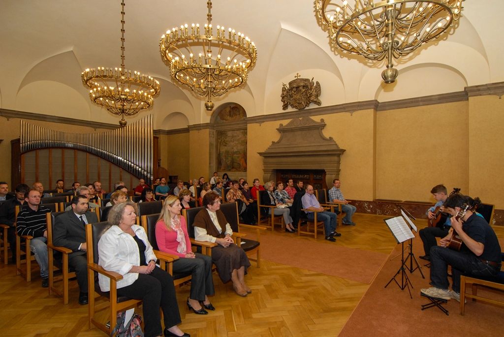 K ocenění dobrovolných dárců krve a poděkování za to, že myslí na druhé a darují tu nejvzácnější lidskou tekutinu, přistoupil ve středu 27. května 2015 v budově plzeňské radnice Český červený kříž, Oblastní spolek Plzeň – město a Rokycany. Přes sto dárců získalo uznání v podobě Zlatých křížů ČČK 3. třídy, Zlatých a stříbrných medailí Prof. MUDr. Jana Janského. Byla mezi nimi i paní Marta Csambalová z Plzně, která Zlatý kříž ČČK 3. třídy získala za 80 bezpříspěvkových odběrů krve. Byla mezi dvanácti oceněnými jedinou ženou, jde o mimořádnou zásluhu, neboť na rozdíl od mužů mohou ženy darovat krev pouze třikrát ročně.