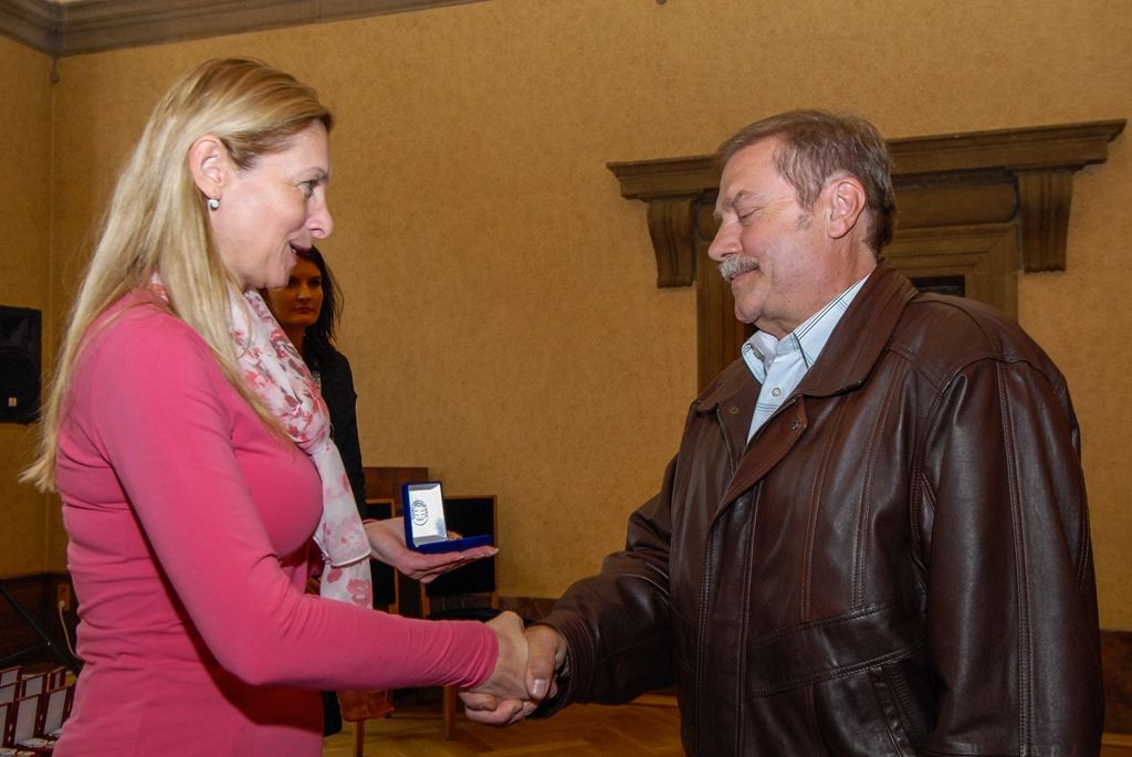 K ocenění dobrovolných dárců krve a poděkování za to, že myslí na druhé a darují tu nejvzácnější lidskou tekutinu, přistoupil ve středu 27. května 2015 v budově plzeňské radnice Český červený kříž, Oblastní spolek Plzeň – město a Rokycany. Přes sto dárců získalo uznání v podobě Zlatých křížů ČČK 3. třídy, Zlatých a stříbrných medailí Prof. MUDr. Jana Janského. Byla mezi nimi i paní Marta Csambalová z Plzně, která Zlatý kříž ČČK 3. třídy získala za 80 bezpříspěvkových odběrů krve. Byla mezi dvanácti oceněnými jedinou ženou, jde o mimořádnou zásluhu, neboť na rozdíl od mužů mohou ženy darovat krev pouze třikrát ročně.