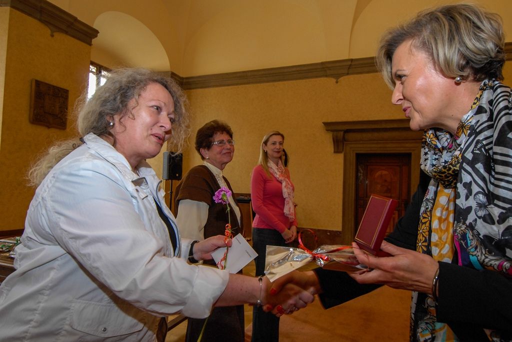 K ocenění dobrovolných dárců krve a poděkování za to, že myslí na druhé a darují tu nejvzácnější lidskou tekutinu, přistoupil ve středu 27. května 2015 v budově plzeňské radnice Český červený kříž, Oblastní spolek Plzeň – město a Rokycany. Přes sto dárců získalo uznání v podobě Zlatých křížů ČČK 3. třídy, Zlatých a stříbrných medailí Prof. MUDr. Jana Janského. Byla mezi nimi i paní Marta Csambalová z Plzně, která Zlatý kříž ČČK 3. třídy získala za 80 bezpříspěvkových odběrů krve. Byla mezi dvanácti oceněnými jedinou ženou, jde o mimořádnou zásluhu, neboť na rozdíl od mužů mohou ženy darovat krev pouze třikrát ročně.
