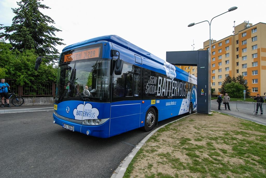 Na pravidelnou autobusovou linku č. 33 dnes poprvé do ostrého provozu s cestujícími vyjely dva nejnovější elektrobusy, které byly vyvinuty a vyrobeny společností Škoda Electric. Současně byla do provozu uvedena nová nabíjecí stanice na konečné autobusových linek v Krašovské ulici v Plzni. Vývoj a testování vozidel, výstavba stanice i vyhodnocování provozu jsou součástí evropského projektu ZeEUS, jenž se věnuje různým řešením elektromobility v oblasti veřejné dopravy. Plzeň se tak zařadila mezi významná města, jako jsou Londýn, Barcelona, Stockholm, Münster, Bonn a Cagliari. (foto: 28.5.2015)