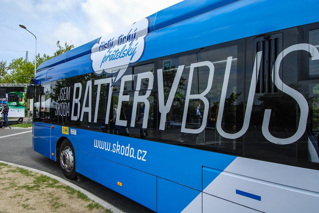 Plzeň zahájila provoz dvou elektrobusů a dobíjecí stanice