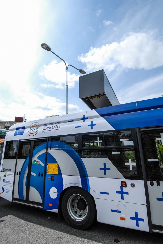 Na pravidelnou autobusovou linku č. 33 dnes poprvé do ostrého provozu s cestujícími vyjely dva nejnovější elektrobusy, které byly vyvinuty a vyrobeny společností Škoda Electric. Současně byla do provozu uvedena nová nabíjecí stanice na konečné autobusových linek v Krašovské ulici v Plzni. Vývoj a testování vozidel, výstavba stanice i vyhodnocování provozu jsou součástí evropského projektu ZeEUS, jenž se věnuje různým řešením elektromobility v oblasti veřejné dopravy. Plzeň se tak zařadila mezi významná města, jako jsou Londýn, Barcelona, Stockholm, Münster, Bonn a Cagliari. (foto: 28.5.2015)