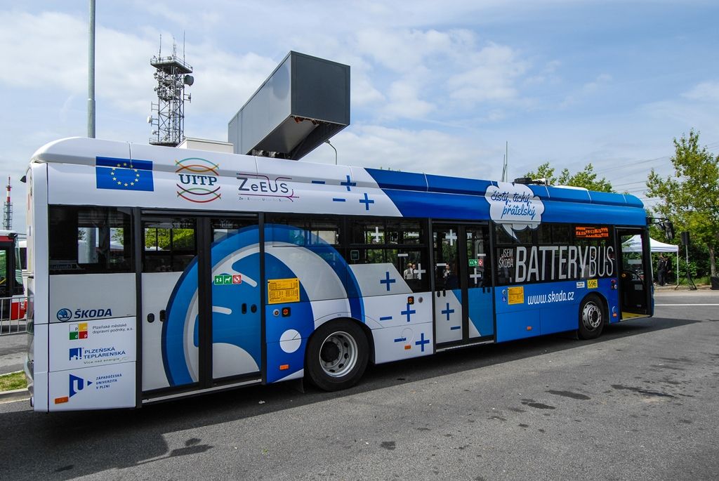 Na pravidelnou autobusovou linku č. 33 dnes poprvé do ostrého provozu s cestujícími vyjely dva nejnovější elektrobusy, které byly vyvinuty a vyrobeny společností Škoda Electric. Současně byla do provozu uvedena nová nabíjecí stanice na konečné autobusových linek v Krašovské ulici v Plzni. Vývoj a testování vozidel, výstavba stanice i vyhodnocování provozu jsou součástí evropského projektu ZeEUS, jenž se věnuje různým řešením elektromobility v oblasti veřejné dopravy. Plzeň se tak zařadila mezi významná města, jako jsou Londýn, Barcelona, Stockholm, Münster, Bonn a Cagliari. (foto: 28.5.2015)
