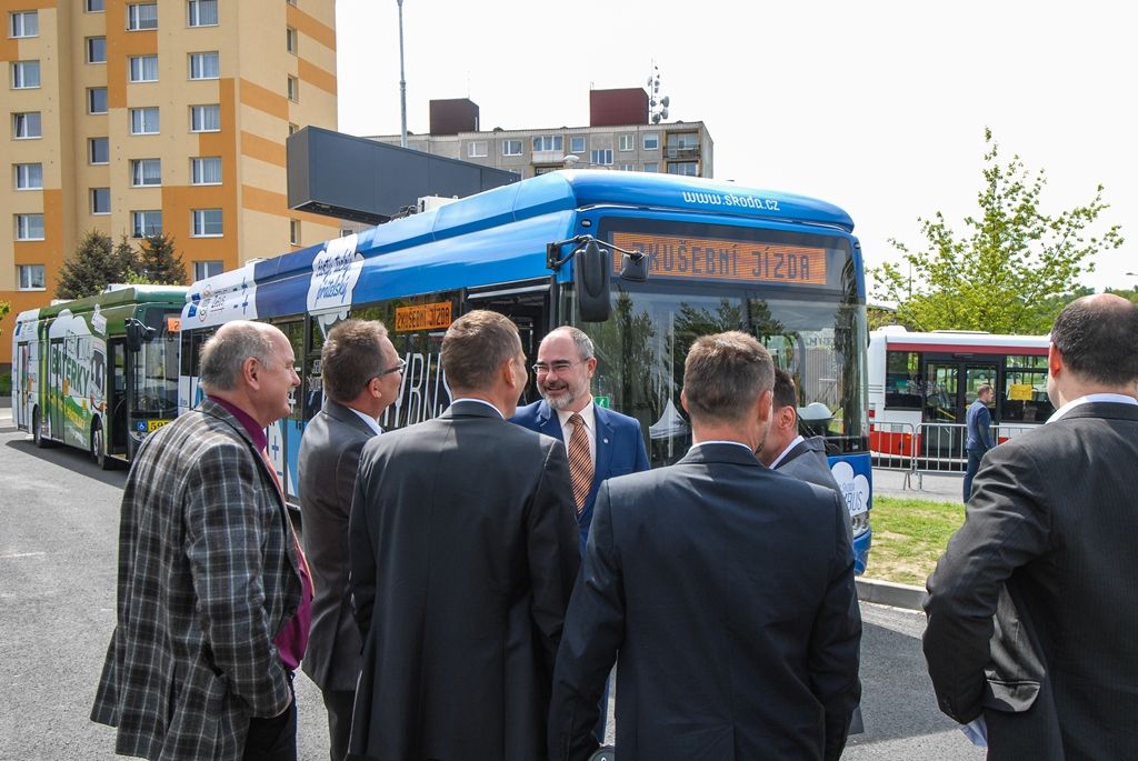 Na pravidelnou autobusovou linku č. 33 dnes poprvé do ostrého provozu s cestujícími vyjely dva nejnovější elektrobusy, které byly vyvinuty a vyrobeny společností Škoda Electric. Současně byla do provozu uvedena nová nabíjecí stanice na konečné autobusových linek v Krašovské ulici v Plzni. Vývoj a testování vozidel, výstavba stanice i vyhodnocování provozu jsou součástí evropského projektu ZeEUS, jenž se věnuje různým řešením elektromobility v oblasti veřejné dopravy. Plzeň se tak zařadila mezi významná města, jako jsou Londýn, Barcelona, Stockholm, Münster, Bonn a Cagliari. (foto: 28.5.2015)