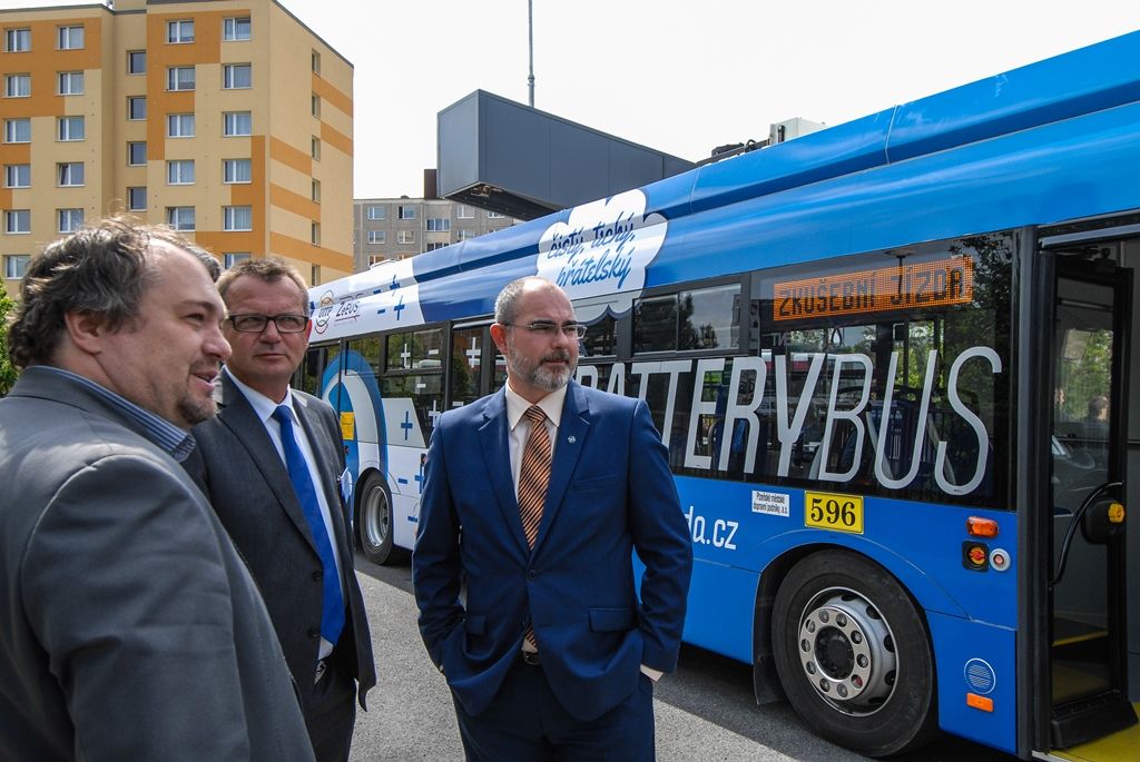 Na pravidelnou autobusovou linku č. 33 dnes poprvé do ostrého provozu s cestujícími vyjely dva nejnovější elektrobusy, které byly vyvinuty a vyrobeny společností Škoda Electric. Současně byla do provozu uvedena nová nabíjecí stanice na konečné autobusových linek v Krašovské ulici v Plzni. Vývoj a testování vozidel, výstavba stanice i vyhodnocování provozu jsou součástí evropského projektu ZeEUS, jenž se věnuje různým řešením elektromobility v oblasti veřejné dopravy. Plzeň se tak zařadila mezi významná města, jako jsou Londýn, Barcelona, Stockholm, Münster, Bonn a Cagliari. (foto: 28.5.2015)