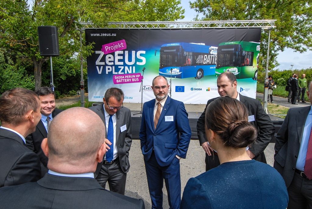 Na pravidelnou autobusovou linku č. 33 dnes poprvé do ostrého provozu s cestujícími vyjely dva nejnovější elektrobusy, které byly vyvinuty a vyrobeny společností Škoda Electric. Současně byla do provozu uvedena nová nabíjecí stanice na konečné autobusových linek v Krašovské ulici v Plzni. Vývoj a testování vozidel, výstavba stanice i vyhodnocování provozu jsou součástí evropského projektu ZeEUS, jenž se věnuje různým řešením elektromobility v oblasti veřejné dopravy. Plzeň se tak zařadila mezi významná města, jako jsou Londýn, Barcelona, Stockholm, Münster, Bonn a Cagliari. (foto: 28.5.2015)