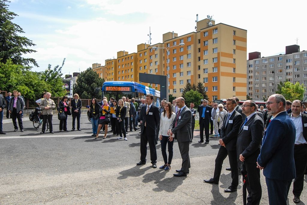 Na pravidelnou autobusovou linku č. 33 dnes poprvé do ostrého provozu s cestujícími vyjely dva nejnovější elektrobusy, které byly vyvinuty a vyrobeny společností Škoda Electric. Současně byla do provozu uvedena nová nabíjecí stanice na konečné autobusových linek v Krašovské ulici v Plzni. Vývoj a testování vozidel, výstavba stanice i vyhodnocování provozu jsou součástí evropského projektu ZeEUS, jenž se věnuje různým řešením elektromobility v oblasti veřejné dopravy. Plzeň se tak zařadila mezi významná města, jako jsou Londýn, Barcelona, Stockholm, Münster, Bonn a Cagliari. (foto: 28.5.2015)