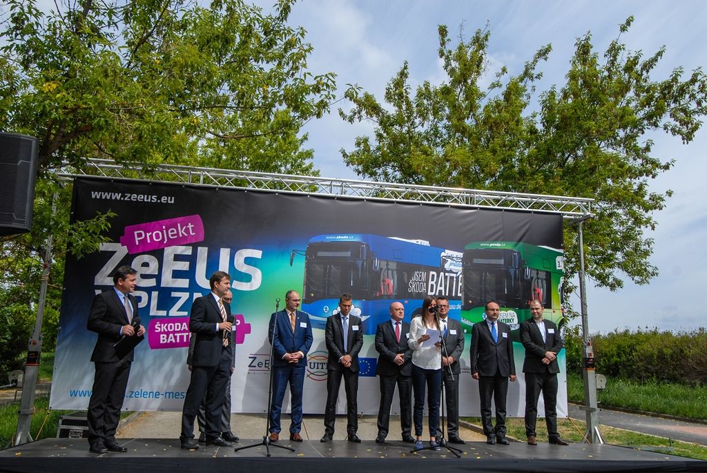 Na pravidelnou autobusovou linku č. 33 dnes poprvé do ostrého provozu s cestujícími vyjely dva nejnovější elektrobusy, které byly vyvinuty a vyrobeny společností Škoda Electric. Současně byla do provozu uvedena nová nabíjecí stanice na konečné autobusových linek v Krašovské ulici v Plzni. Vývoj a testování vozidel, výstavba stanice i vyhodnocování provozu jsou součástí evropského projektu ZeEUS, jenž se věnuje různým řešením elektromobility v oblasti veřejné dopravy. Plzeň se tak zařadila mezi významná města, jako jsou Londýn, Barcelona, Stockholm, Münster, Bonn a Cagliari. (foto: 28.5.2015)