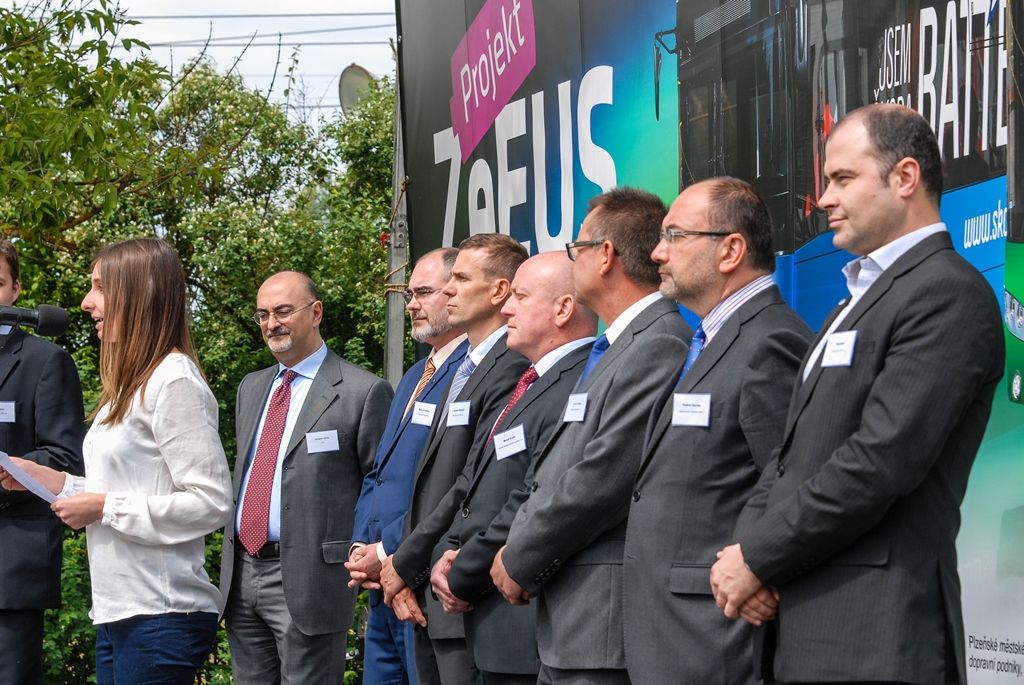 Na pravidelnou autobusovou linku č. 33 dnes poprvé do ostrého provozu s cestujícími vyjely dva nejnovější elektrobusy, které byly vyvinuty a vyrobeny společností Škoda Electric. Současně byla do provozu uvedena nová nabíjecí stanice na konečné autobusových linek v Krašovské ulici v Plzni. Vývoj a testování vozidel, výstavba stanice i vyhodnocování provozu jsou součástí evropského projektu ZeEUS, jenž se věnuje různým řešením elektromobility v oblasti veřejné dopravy. Plzeň se tak zařadila mezi významná města, jako jsou Londýn, Barcelona, Stockholm, Münster, Bonn a Cagliari. (foto: 28.5.2015)