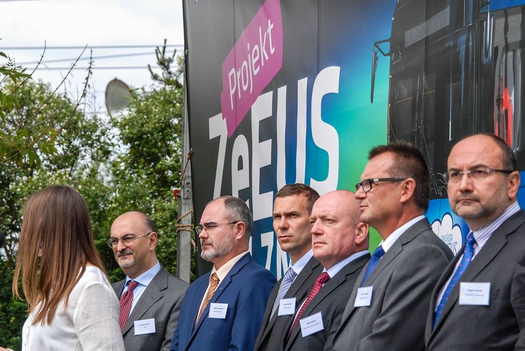 Na pravidelnou autobusovou linku č. 33 dnes poprvé do ostrého provozu s cestujícími vyjely dva nejnovější elektrobusy, které byly vyvinuty a vyrobeny společností Škoda Electric. Současně byla do provozu uvedena nová nabíjecí stanice na konečné autobusových linek v Krašovské ulici v Plzni. Vývoj a testování vozidel, výstavba stanice i vyhodnocování provozu jsou součástí evropského projektu ZeEUS, jenž se věnuje různým řešením elektromobility v oblasti veřejné dopravy. Plzeň se tak zařadila mezi významná města, jako jsou Londýn, Barcelona, Stockholm, Münster, Bonn a Cagliari. (foto: 28.5.2015)