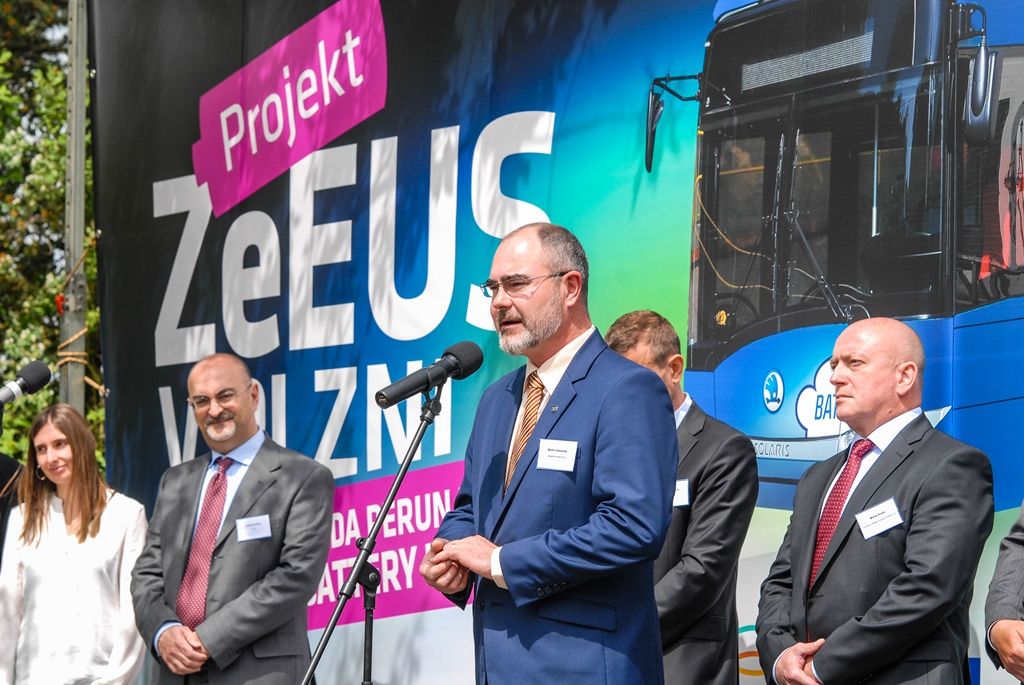 Na pravidelnou autobusovou linku č. 33 dnes poprvé do ostrého provozu s cestujícími vyjely dva nejnovější elektrobusy, které byly vyvinuty a vyrobeny společností Škoda Electric. Současně byla do provozu uvedena nová nabíjecí stanice na konečné autobusových linek v Krašovské ulici v Plzni. Vývoj a testování vozidel, výstavba stanice i vyhodnocování provozu jsou součástí evropského projektu ZeEUS, jenž se věnuje různým řešením elektromobility v oblasti veřejné dopravy. Plzeň se tak zařadila mezi významná města, jako jsou Londýn, Barcelona, Stockholm, Münster, Bonn a Cagliari. (foto: 28.5.2015)