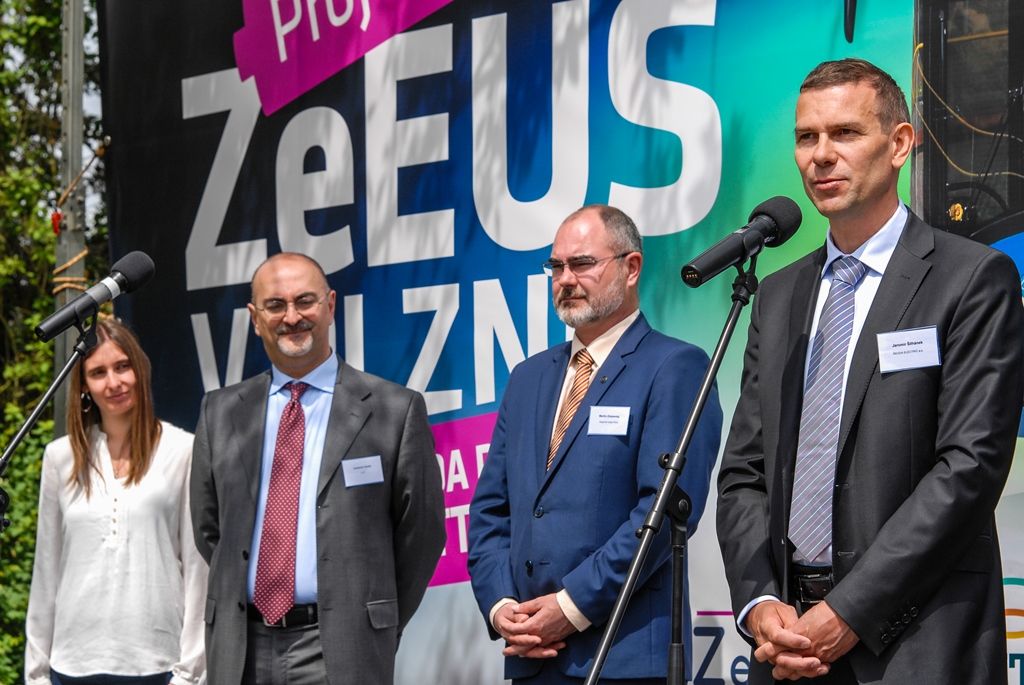 Na pravidelnou autobusovou linku č. 33 dnes poprvé do ostrého provozu s cestujícími vyjely dva nejnovější elektrobusy, které byly vyvinuty a vyrobeny společností Škoda Electric. Současně byla do provozu uvedena nová nabíjecí stanice na konečné autobusových linek v Krašovské ulici v Plzni. Vývoj a testování vozidel, výstavba stanice i vyhodnocování provozu jsou součástí evropského projektu ZeEUS, jenž se věnuje různým řešením elektromobility v oblasti veřejné dopravy. Plzeň se tak zařadila mezi významná města, jako jsou Londýn, Barcelona, Stockholm, Münster, Bonn a Cagliari. (foto: 28.5.2015)